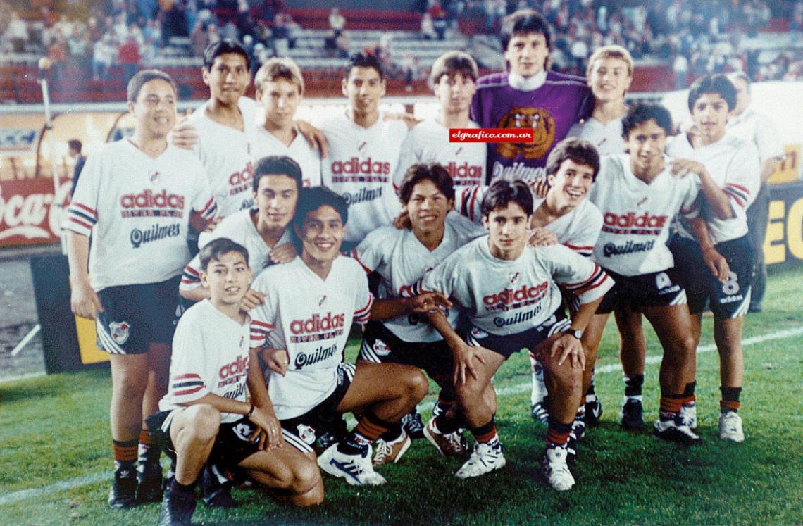 Imagen Cuando era alcanzapelotas, con sus compañeros y Germán Adrian Ramón Burgos.