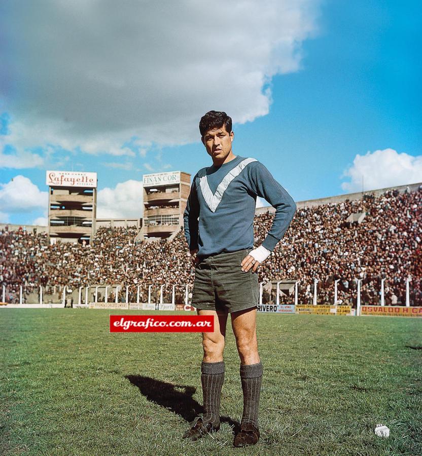 Imagen Una postal de la década del ’60, como diría Pinky en sus programas. Las torres del viejo Fortín, demolidas cuando se hizo la remodelación para el Mundial ’78. Y la ropa que vestía Vélez por aquel entonces. La estampa de Daniel con la camiseta alterna.