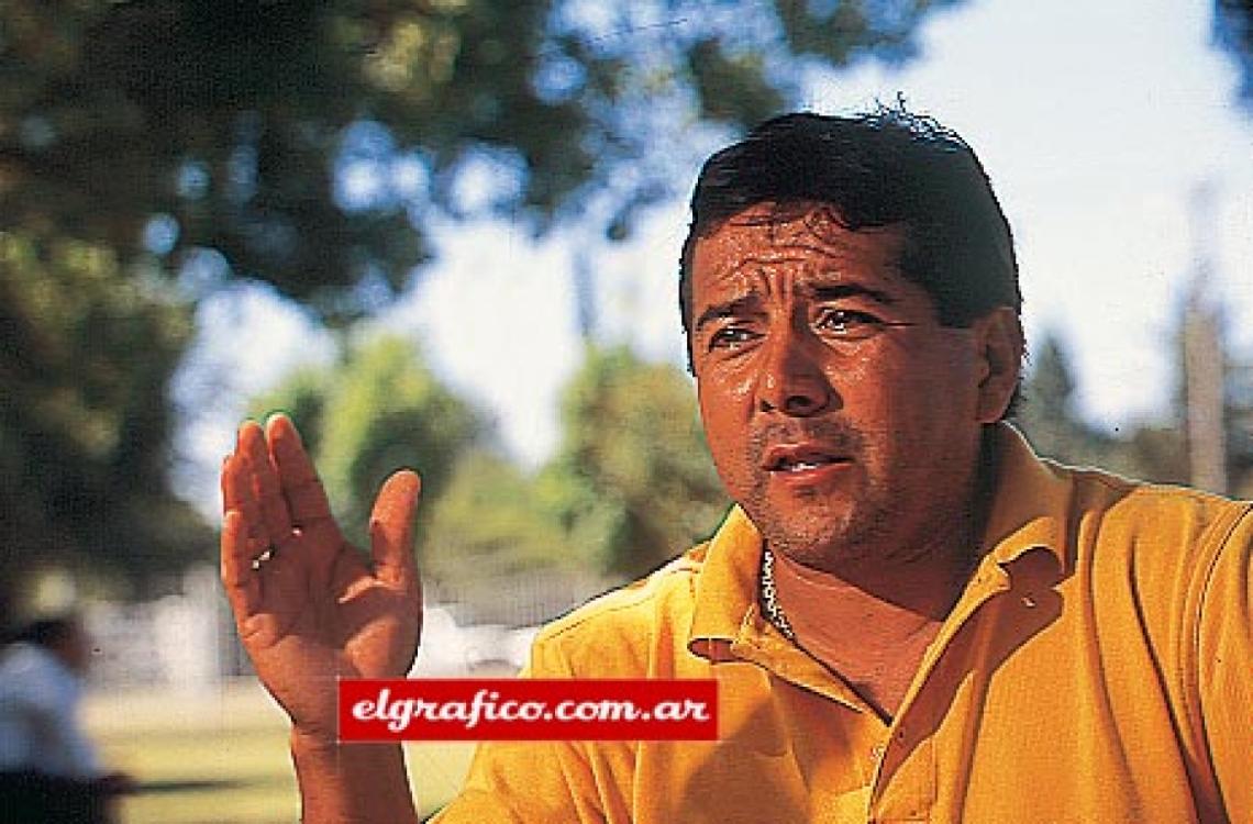 Imagen “El jugador de fútbol es ciruja, es bien de barrio, es reo. Yo les digo a los chicos que se van de vacaciones que sé que van a ir a jugar torneos, pero que lo hagan entre amigos y no se golpeen, porque es su futuro. Todo eso yo ya lo hice.”