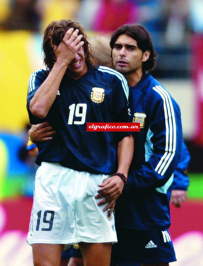 Las lágrimas de Crespo, consolado por el Ratón Ayala. El defensor no pudo jugar ni un minuto.