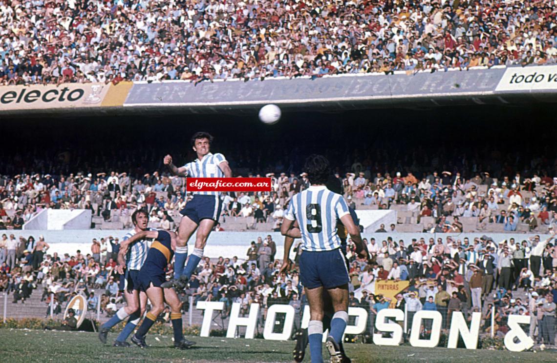 Imagen Los ojos bien abiertos para ese cabezazo ofensivo. Fue un gran defensor, capaz de ir al ataque y llegar.