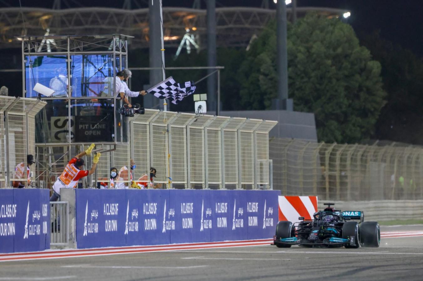 Hamilton ganó en Bahréin (Giuseppe CACACE / AFP)