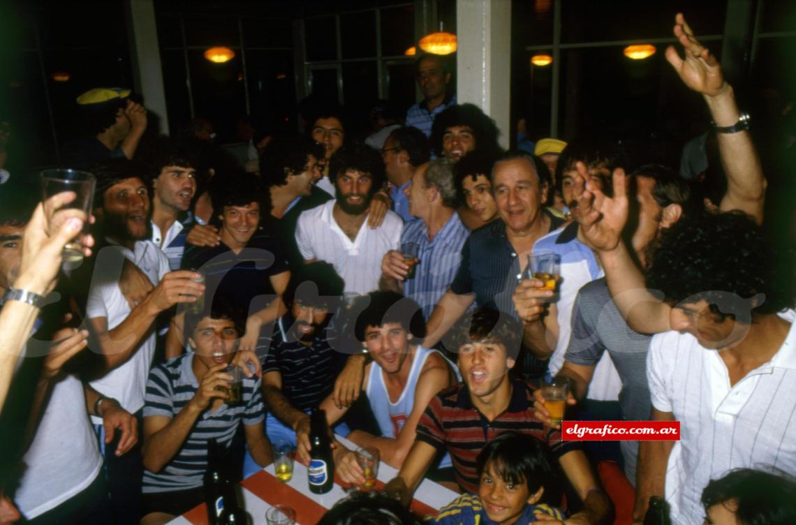 Un alto en la ruta 9, de regreso a Buenos Aires, para festejar mezclados con los hinchas. En Villa Crespo esperaba otro carnaval...
