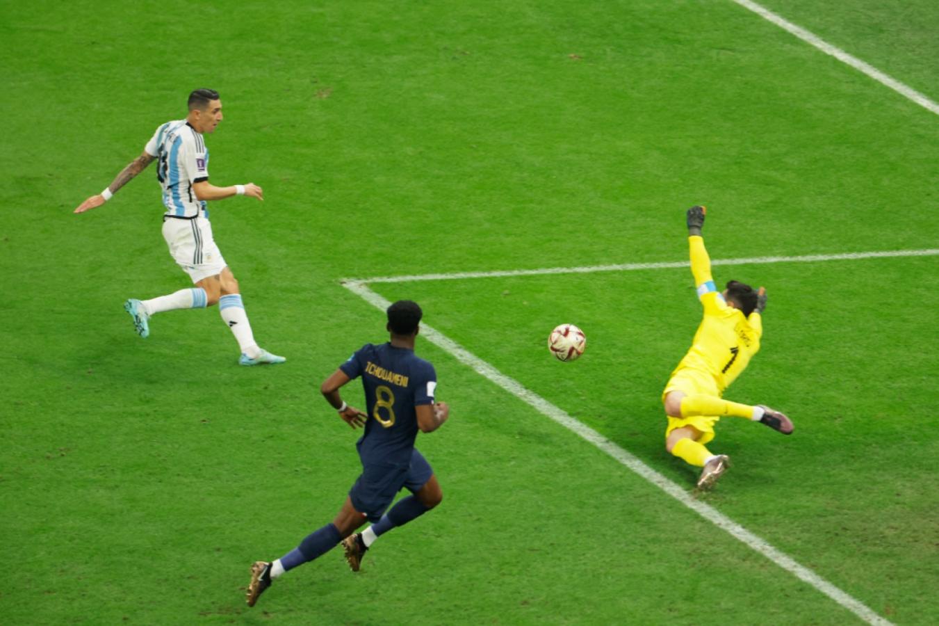 Imagen Di María coronó una jugada espectacular y definió para marcar el 2-0 (AFP)