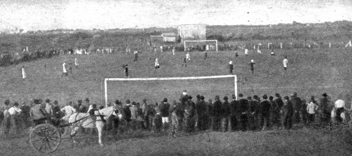 Primera cancha de Independiente, en Avellaneda. Se pagaba $ 10 de arrendamiento mensual, y otros $ 10 por el fondo de una casa vecina donde levantó la casilla construida por socios, jugadores y miembros de la comisión.