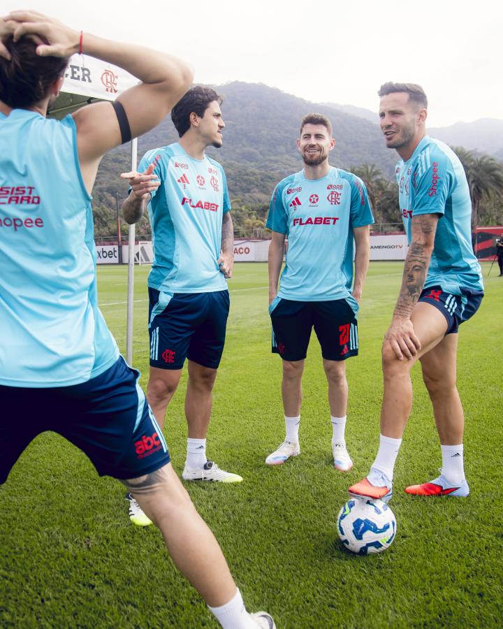 Imagen Saúl y Jorginho, las nuevas caras de Flamengo, se divierten con Pedro.