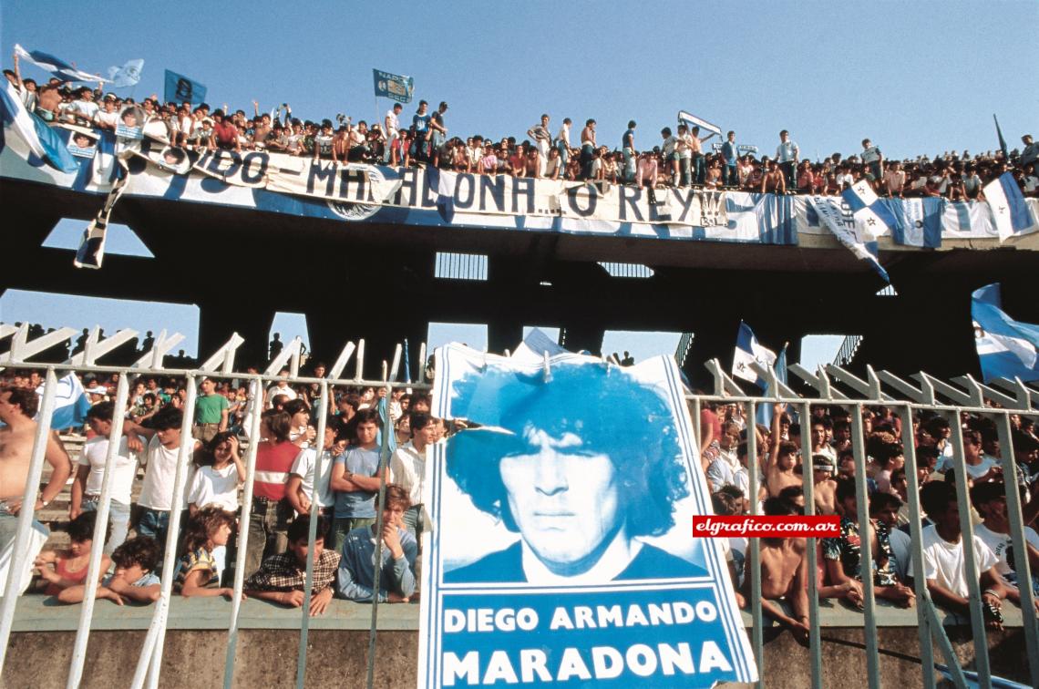Imagen La locura que despertó y despierta Maradona para los hinchas es difícil de describir.
