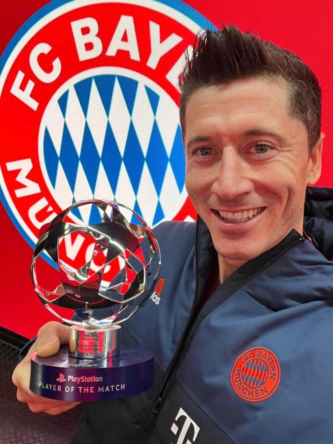 Imagen Lewandowski hizo el 4° hattrick en Champions (@FCBayernES)