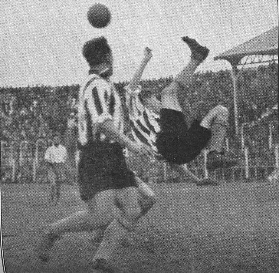 Bloto, el half derecho de Estudiantes, efectúa un rechazo mediante una espectacular chilena hacia atrás. Todo el team platense cumplió una excelente performance.