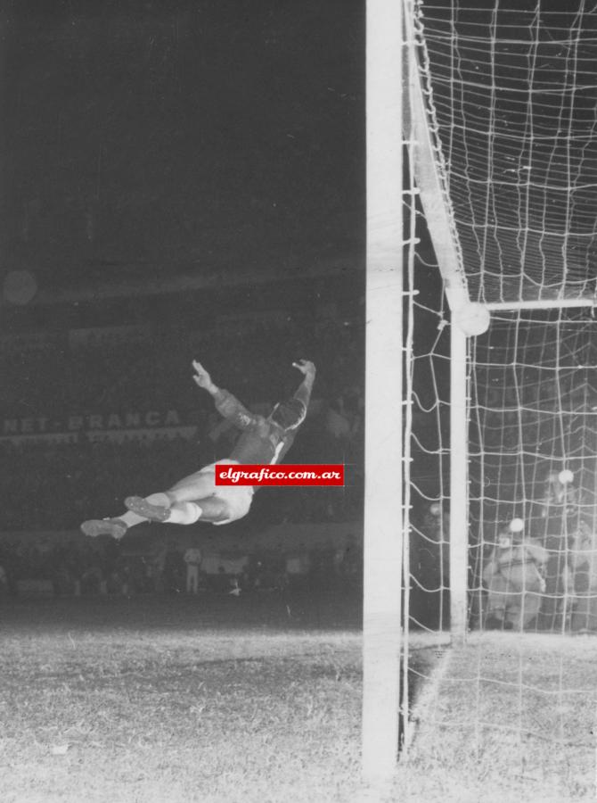 Imagen Desde otro ángulo, el gol uruguayo a Brasil. Convertido a los 36 minutos del primer tiempo. 
