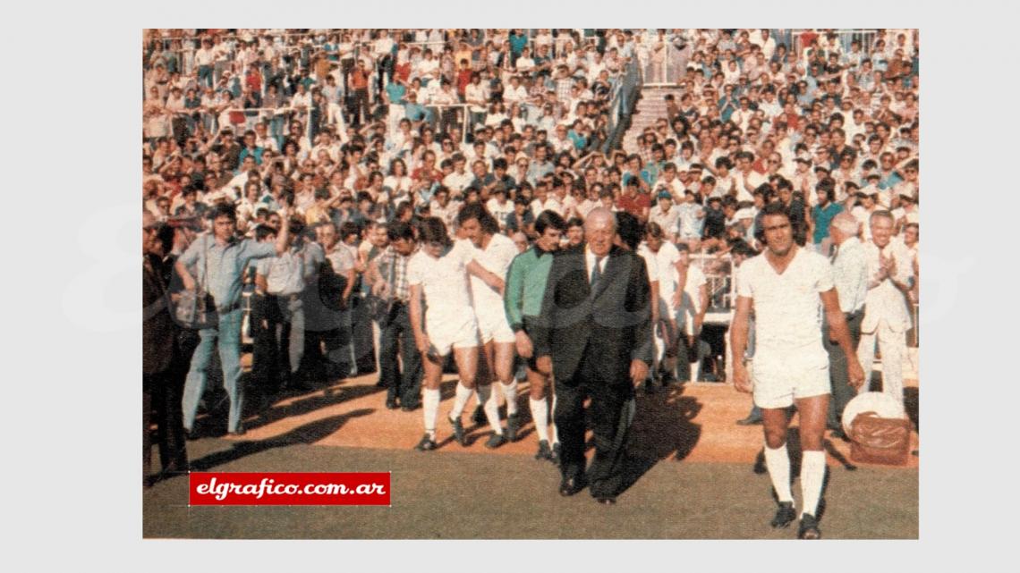 Imagen Una de las antiguas tradiciones que mantiene la corona. Don Santiago Bernabeu, el eterno presidente del Real Madrid, encabeza la primera salida al campo de la temporada. A su lado Pirri, el capitán. El Madrid de punta en blanco frente a la prensa especializada.