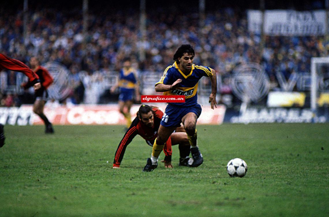 Imagen Su primer ciclo en Boca terminó en 1992, cuando fue transferido a la Fiorentina. Allí se reencontró con Gabriel Batistuta, con quien conformó una dupla ofensiva para el recuerdo.