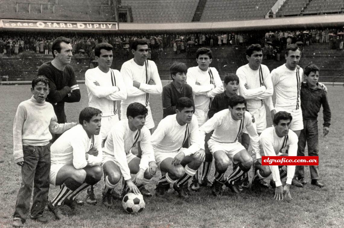 El vencedor de Boca. Parados: Carott, Saganias, Rossi, Chazarreta, Ruiz, Mackeprang. Agachados: Aranda, Taboada, Rojas, Pereyra y Ayunta. Para el álbum de la provincia. Archívese...