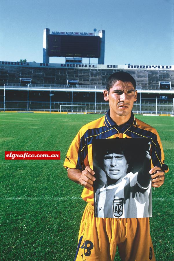 Imagen Posa en el Gigante de Arroyito con una foto de Daniel Alberto Passarella.