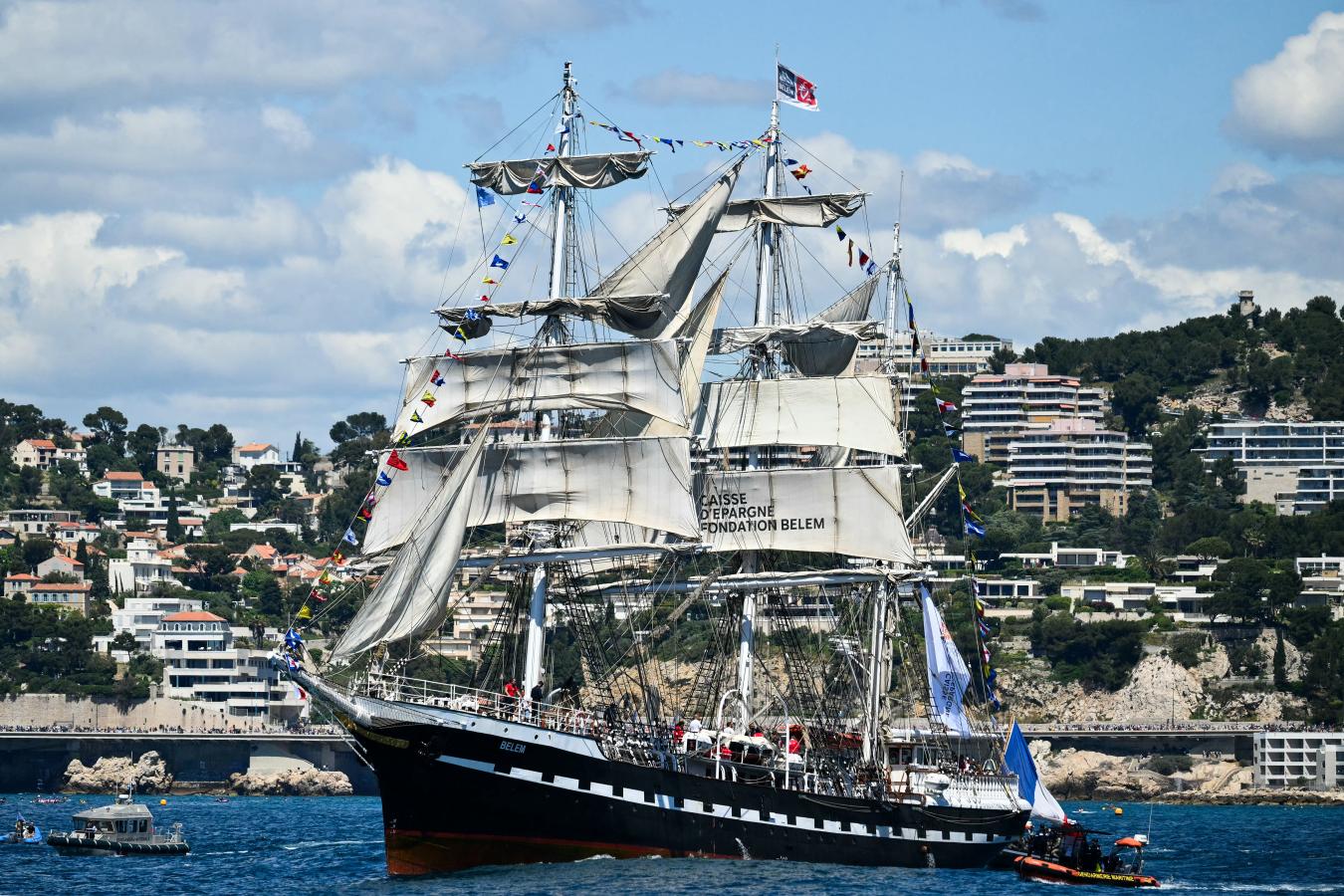 Imagen La llama olímpica llegó a París a bordo del velero Belem.