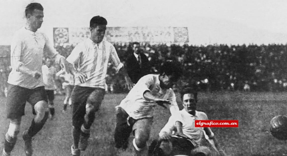 Imagen Una carga de Seoane y Ferreyra contra el arco de los uruguayos, el que tuvo en Capuccini un notable defensor, bien secundado por los backs Tejera y Canavessi. Fue de lamentar que en este partido se tuviera el poco tino de nombrar de juez a un tal David Thurner, quien, por su falta de carácter y un desconocimiento casi absoluto de las reglas del juego, fue el causante de los desagradables sucesos que se desarrollaron: uno de los espectáculos más bochornosos vistos en los campos deportivos de Sud América.