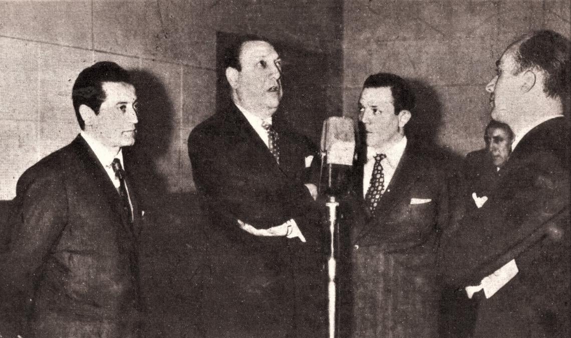 Imagen Agosto de 1956: Raúl H. Colombo, presidente de la AFA, saluda el advenimiento de un programa radial inspirado, organizado, dirigido, financiado y llevado al gran éxito por José Gabriel González Peña: "Fútbol al centímetro", con Adolfo Pedernera y el autor de esta nota (foto). Alma mater del programa, González Peña asumió en ese momento el patriarcado siempre reconocido del movimiento periodístico-deportivo que paralelamente se iniciara, tan insólito entonces coma hoy aceptado. 