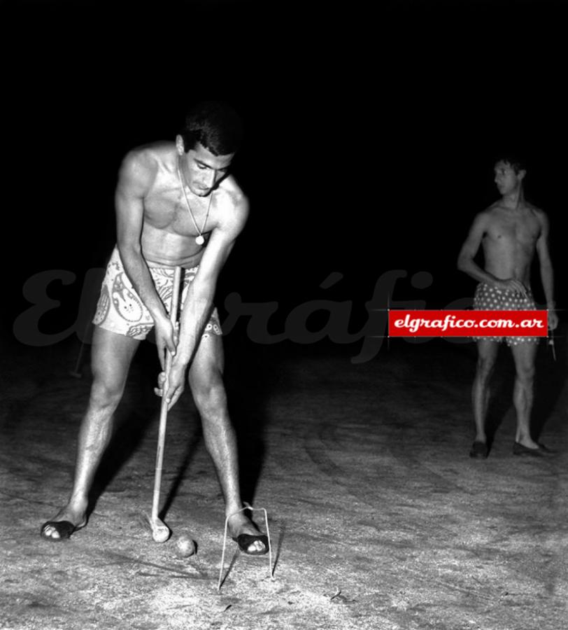 Imagen Bilardo junto a su amigo Juan Ramón Verón jugando cricket, elegantísimos.