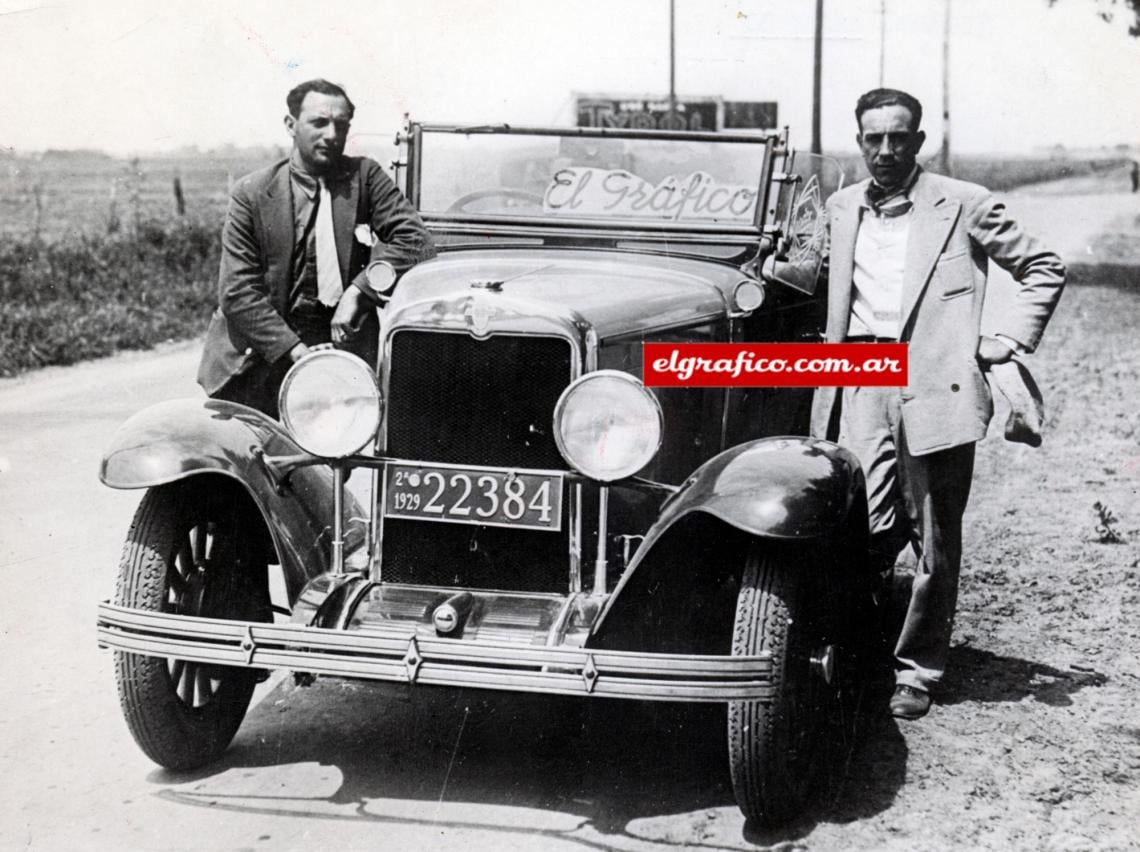 Imagen Ricardo Lorenzo junto al fotógrafo Garabito en el móvil de El Gráfico.