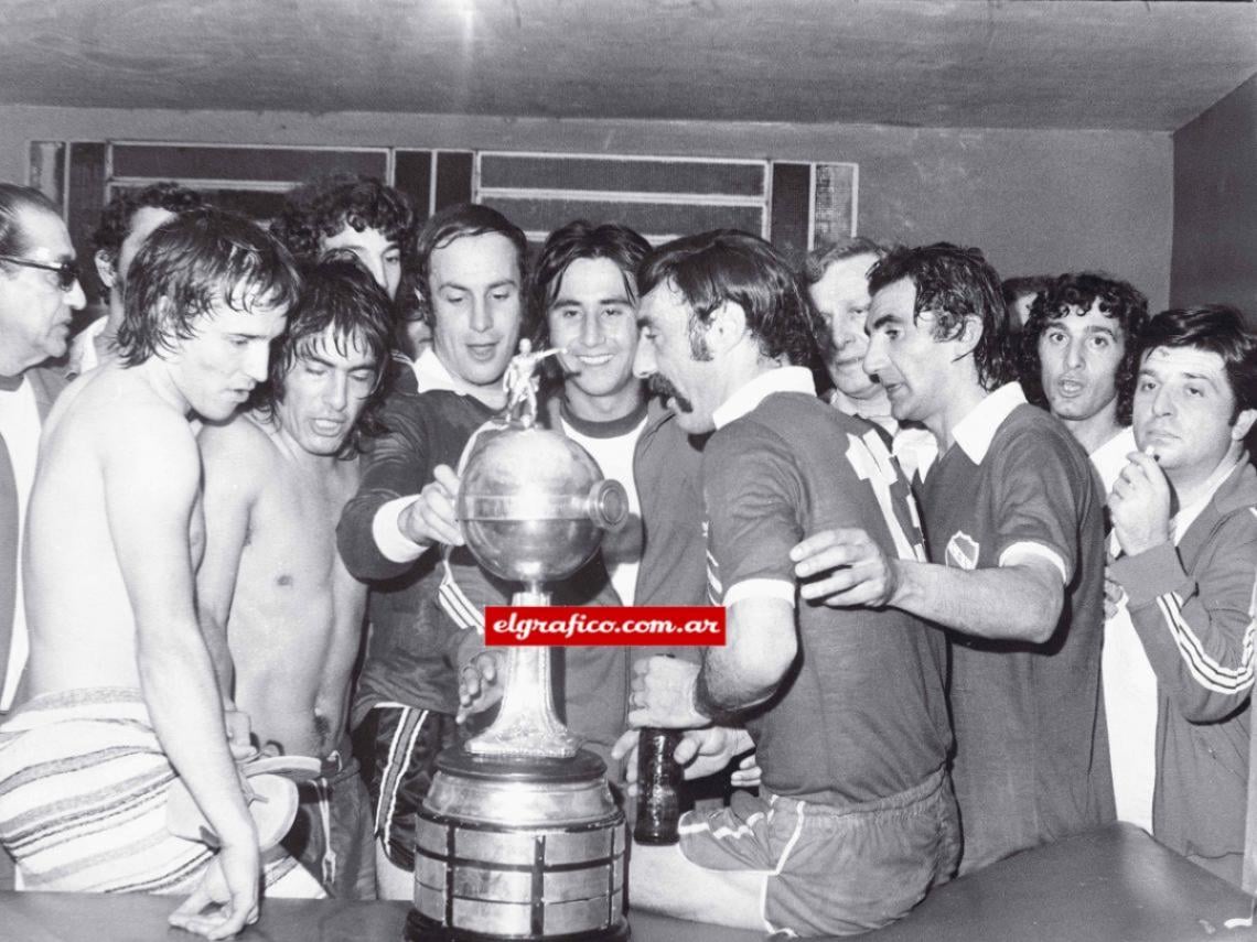 La codiciada copa. El más preciado trofeo en la larga lista de galardones alcanzados por el club de Avellaneda. Bertoni, Galván, Pavoni y López la contemplan luego de haberla retenido en Asunción. Perico Perez la acaricia por primera vez...