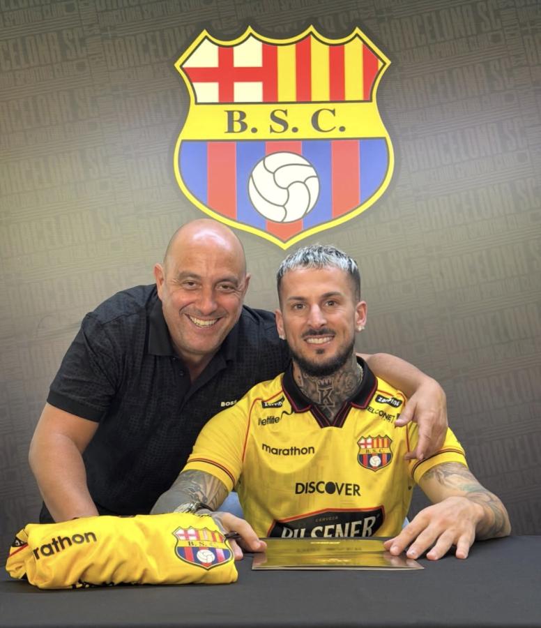 Imagen Darío Benedetto, sonriente junto a su agente "Bocha" Valeri, tras firmar con Barcelona.