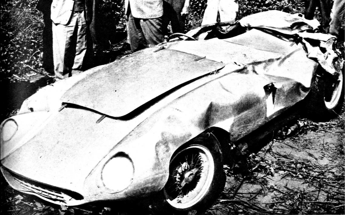 Estado en que quedó la Ferrari sport después del accidente. La máquina se salió de la pista y dio varios violentos tumbos, como lo expresan los deterioros que presenta la carrocería del coche.