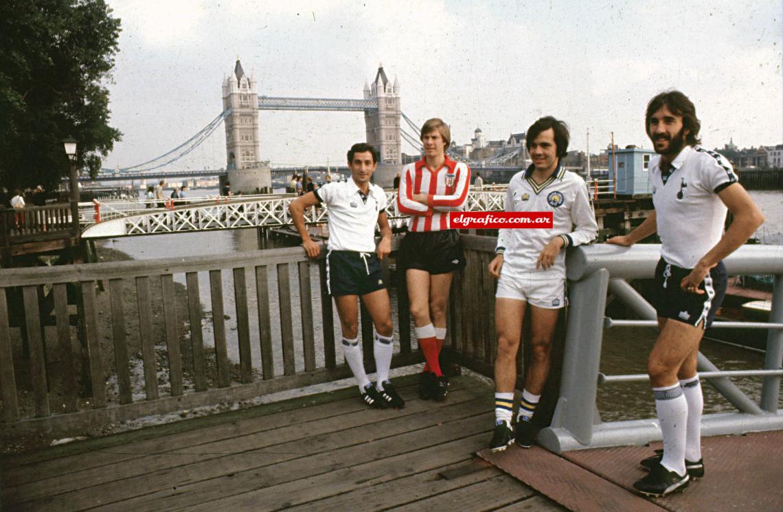 Imagen Típica postal inglesa. El London Bridge en la producción de El Gráfico. Allí, los cuatro argentinos que jugaban en Inglaterra: Ardiles, Marangoni, Sabella y Villa. 