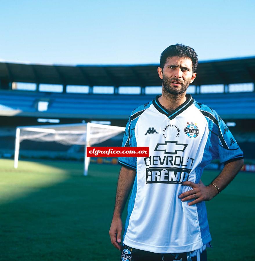 Imagen Impasse. La única camiseta que utilizó, fuera de la de River: Gremio, en el 2000.