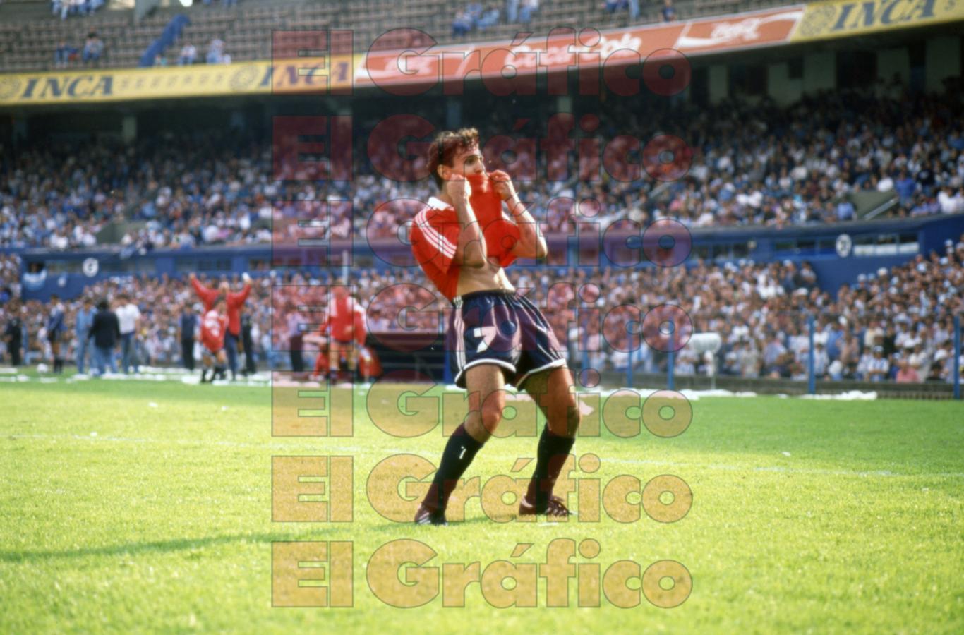 Imagen Gustavo López celebra de cara a los hinchas de Independiente