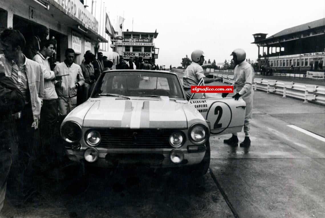 Imagen Poco antes de abandonar, Rodríguez Canedo deja su turno a Cupeiro. En Nürburgring caía el segundo diluvio universal. Mientras tanto, Europa comenzaba a hablar de los Noé argentinos.