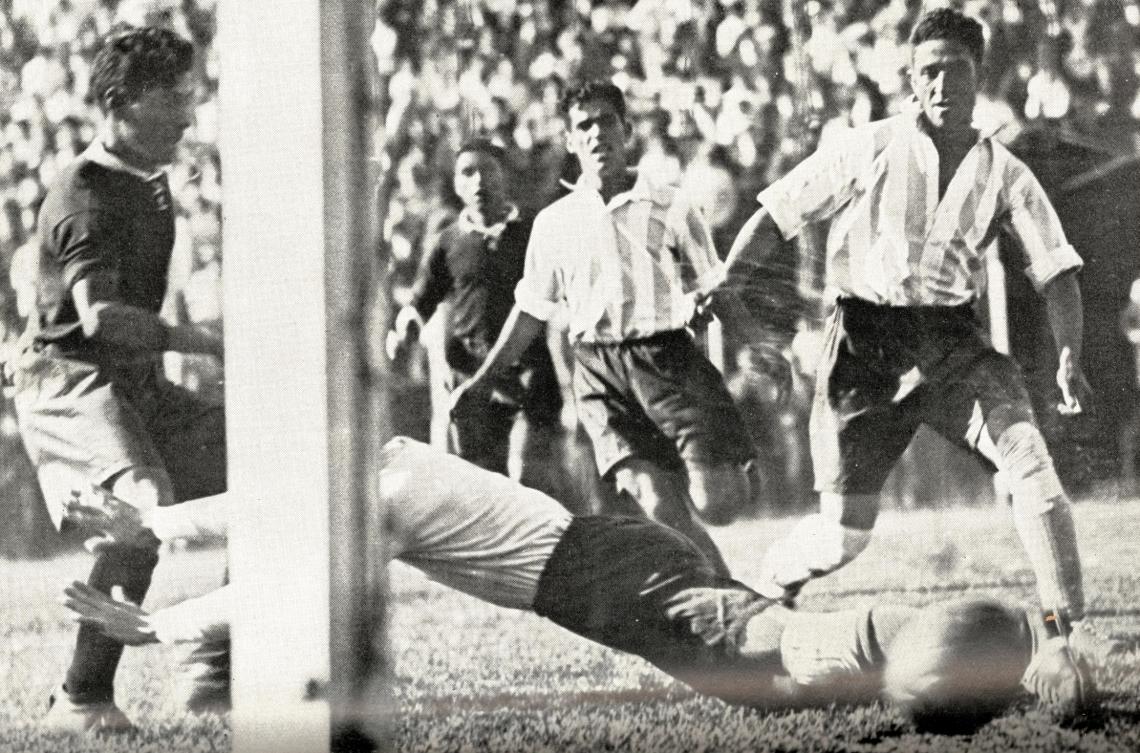 El goal que definió la lucha. Alvarez recibe un pase de Ortiz, y luego de adelantarse impulsando la pelota con el pecho, la envía de