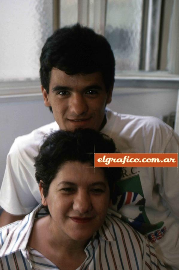 Imagen Con su mamá Mirta Monrroy a la que había traido a vivir con él el año anterior. “Es un santo", dice ella, orgullosa.
