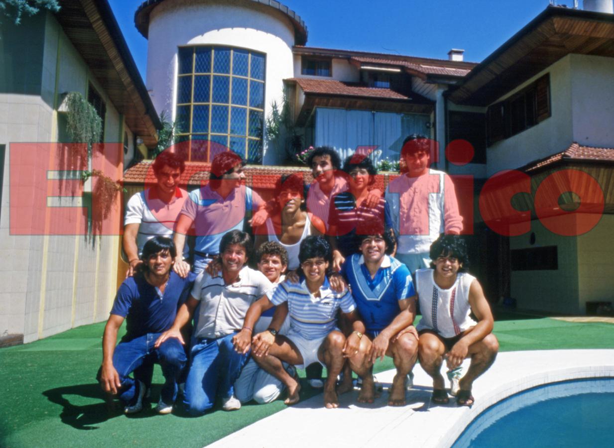 Imagen Maradona y familia, en la casa de la Calle Cantilo.
