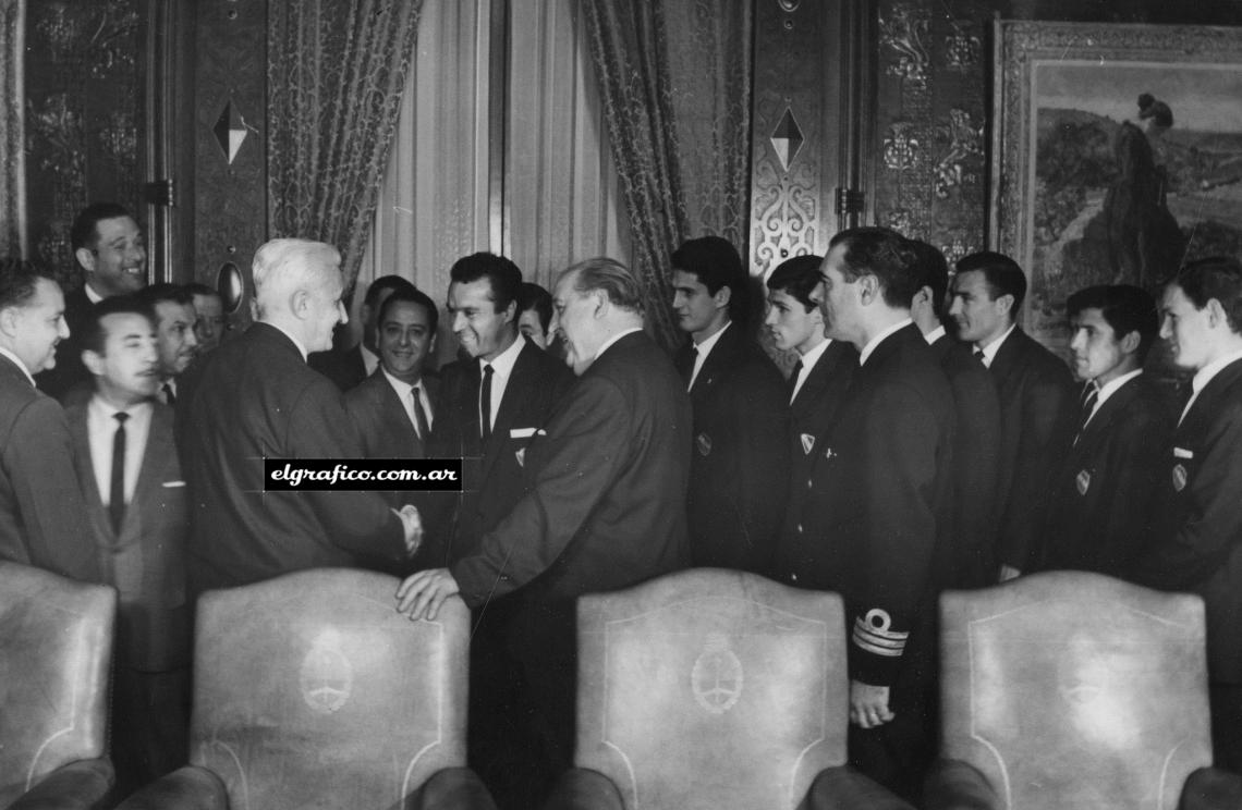 Imagen Los campeones saludan al Presidente Arturo Illia.