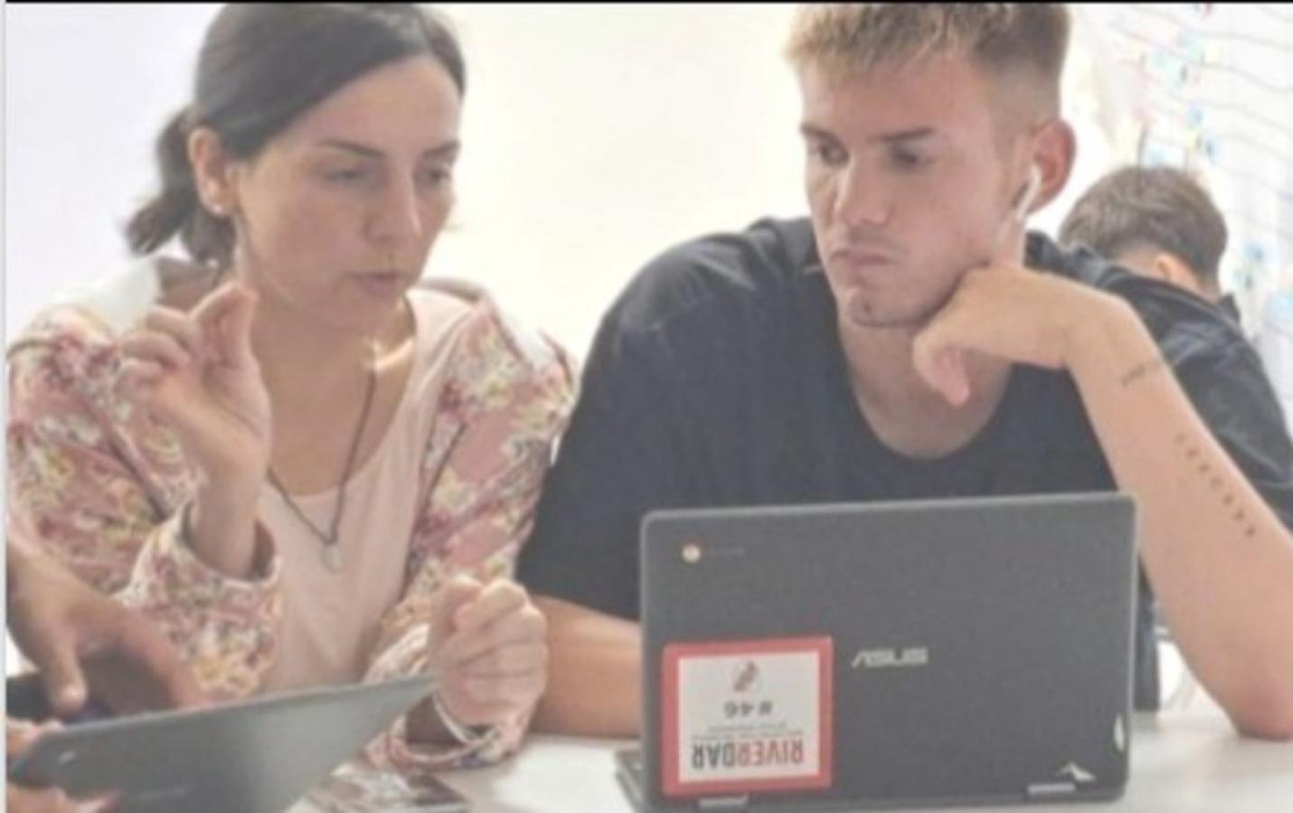 Imagen Mastantuono, en una clase virtual del colegio secundario.