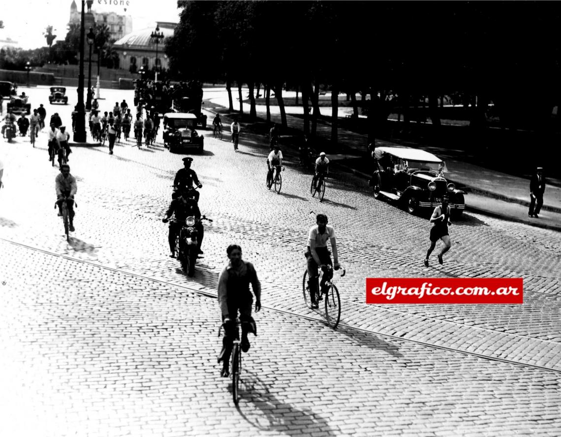 Imagen Las calles de Buenos Aires fueron invadidas por entusiastas atletas cuyo objetivo era llegar en el menor tiempo posible al estadio de Boca Juniors.