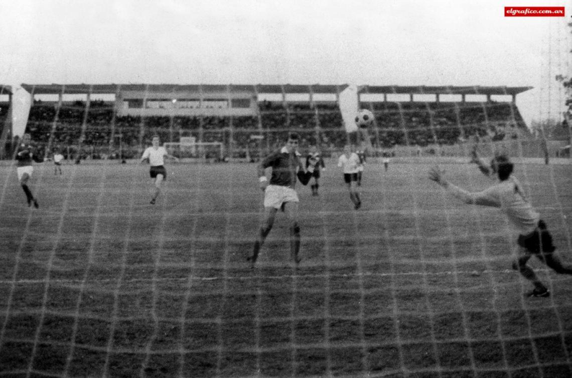 Imagen 16 de enero de 1969, Luis Artime establece un récord en los Torneos de Verano al marcar los cinco goles del Palmeiras de Brasil frente al Rapid Viena. En el conjunto paulista jugó 23 partidos y convirtió 19 goles.