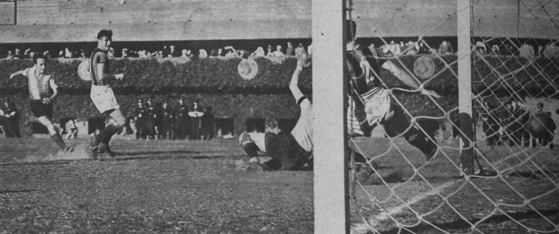 Imagen Escena del quinto gol de Racing, señalado por Ezra Sued en la segunda etapa. Fue el remate de una maniobra magistral de Simas, gestor del tanto.