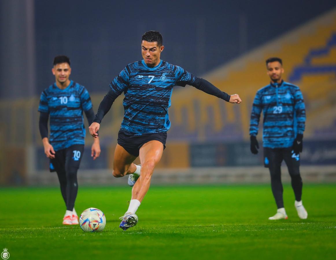 Imagen Cristiano le pega a la pelota, Pity Martínez lo mira de lejos. Su debut se retrasaría un tiempo.