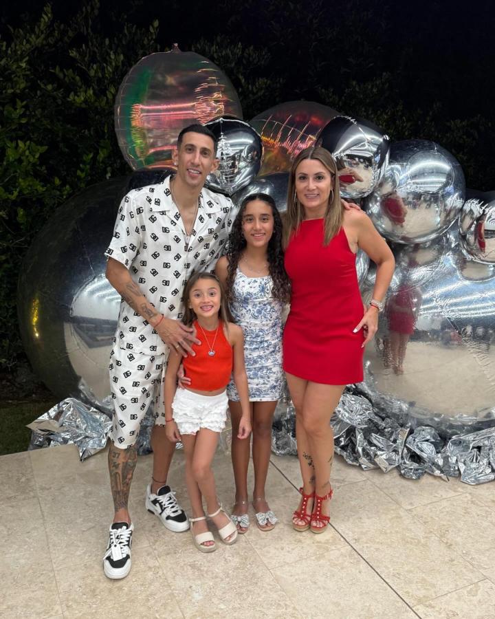 Imagen Fideo Di María festejó con su mujer y sus hijas