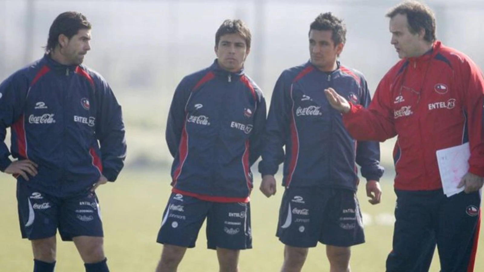 Imagen Bielsa explica y los jugadores, Salas incluido, escuchan. El Loco dejó una huella grande en la selección chilena.