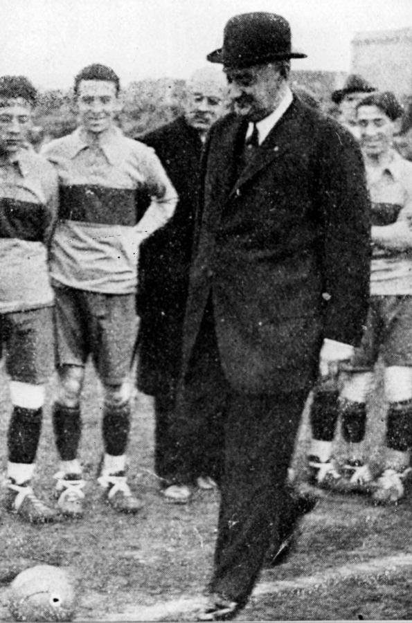 Imagen Marcelo T. de Alvear y un momento histórico en la cancha de Boca (ARCHIVO GENERAL DE LA NACIÓN)