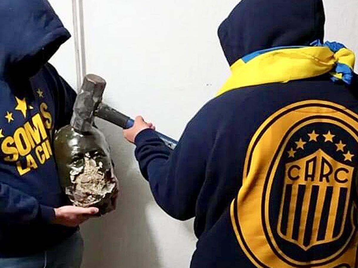 El busto de Isaac Newell vandalizado por dos hinchas de Rosario Central.