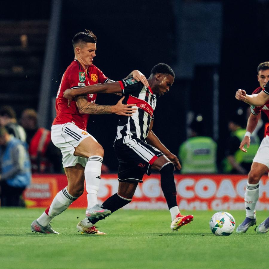 Imagen Clarke Oduor, en acción durante el duelo entre Grimsby Town y Manchester United.
