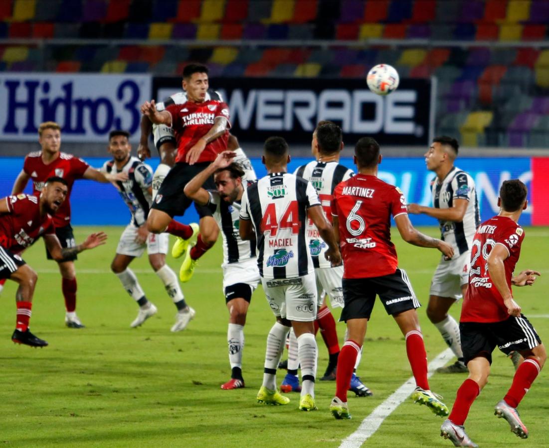 Imagen Angileri abrió el marcador con este cabezazo, en el descuento del primer tiempo. Foto: Emilio Rapetti (Telam)