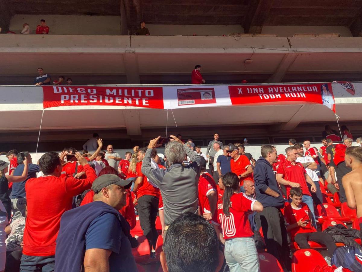 Imagen Las banderas que le colgaron a Milito en la cancha de Independiente
