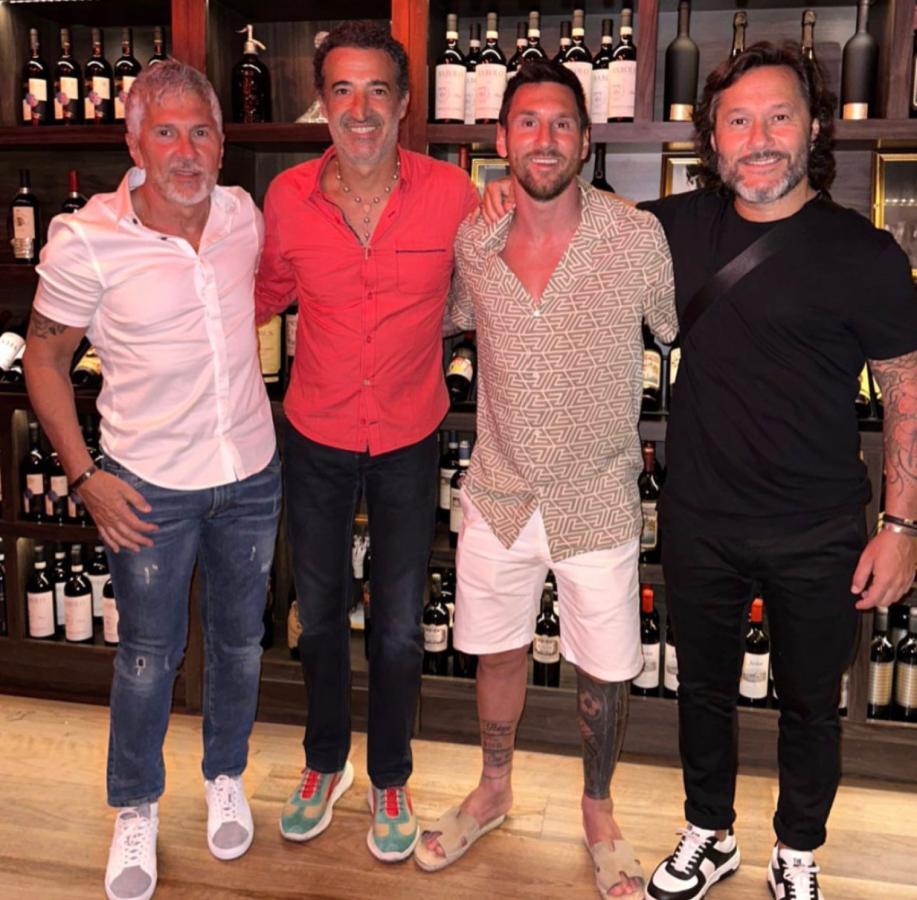 Imagen Lionel Messi, junto con Diego Torres en un restaurante de Miami.