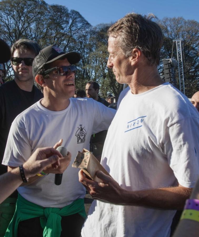 Imagen Pibotto con Tony Hawk, leyenda del skate mundial, en su visita al país.