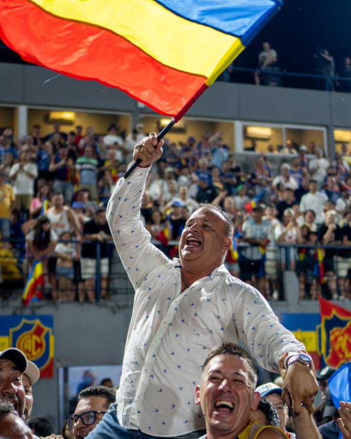 Imagen El técnico de Colegiales, Leonardo Fernández, celebra el ascenso a la Primera Nacional. Foto: Mariela Más.