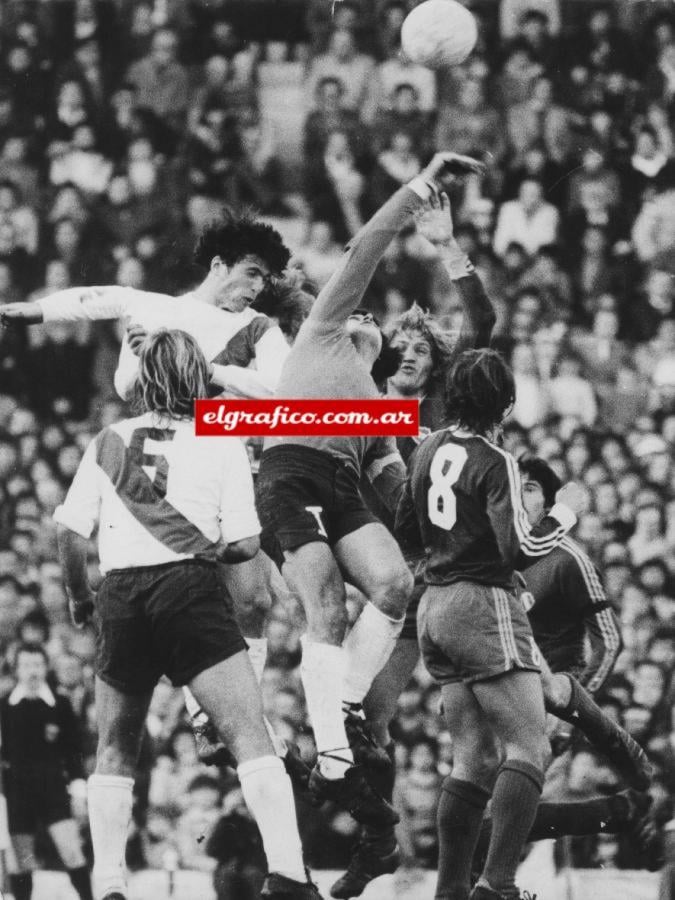 Un escena del partido entre dos de los mejores equipos del país: Passarella, Fillol, Trossero, Outes, Larrosa y Merlo de espaldas.